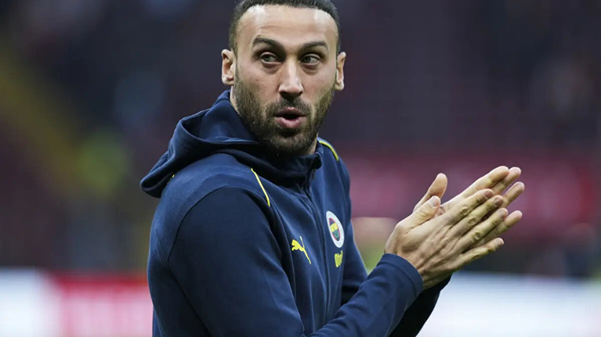 Fenerbahçe’den Resmi Açıklama Geldi<br><br>Fenerbahçe, iki önemli futbolcusu İrfan Can Kahveci ve Cenk Tosun’un süresiz olarak kadro dışı bırakıldığını açıkladı.<br>Kulüpten yapılan kısa açıklamada şu ifadelere yer verildi:<br><br>“Futbol A Takımı oyuncularımızdan İrfan Can Kahveci ve Cenk Tosun, alınan karar gereği kadro dışı bırakılmıştır. Kamuoyuna duyurulur.”