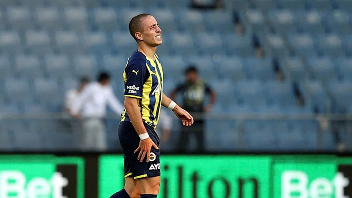 Beşiktaş'a Önerildi<br><br>Fenerbahçe forması giyen Emre Mor kısa süre önce siyah beyazlı kulübe önerildi.<br><br>Geçen yılı kiralık olarak Eyüpspor'da geçiren Emre Mor, bu sezon Fenerbahçe'ye geri döndü, ancak teknik heyet raporu doğrultusunda takımla antrenmanlara çıkmamaktaydı.