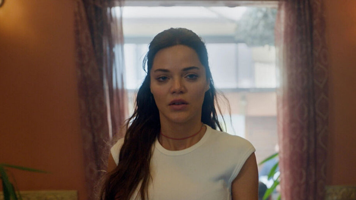 Yapım ekibi, ilk bölümden itibaren yüksek tempolu sahneler ve güçlü diyaloglarla izleyiciye “kaliteli bir dram deneyimi” sunmayı hedefliyor.