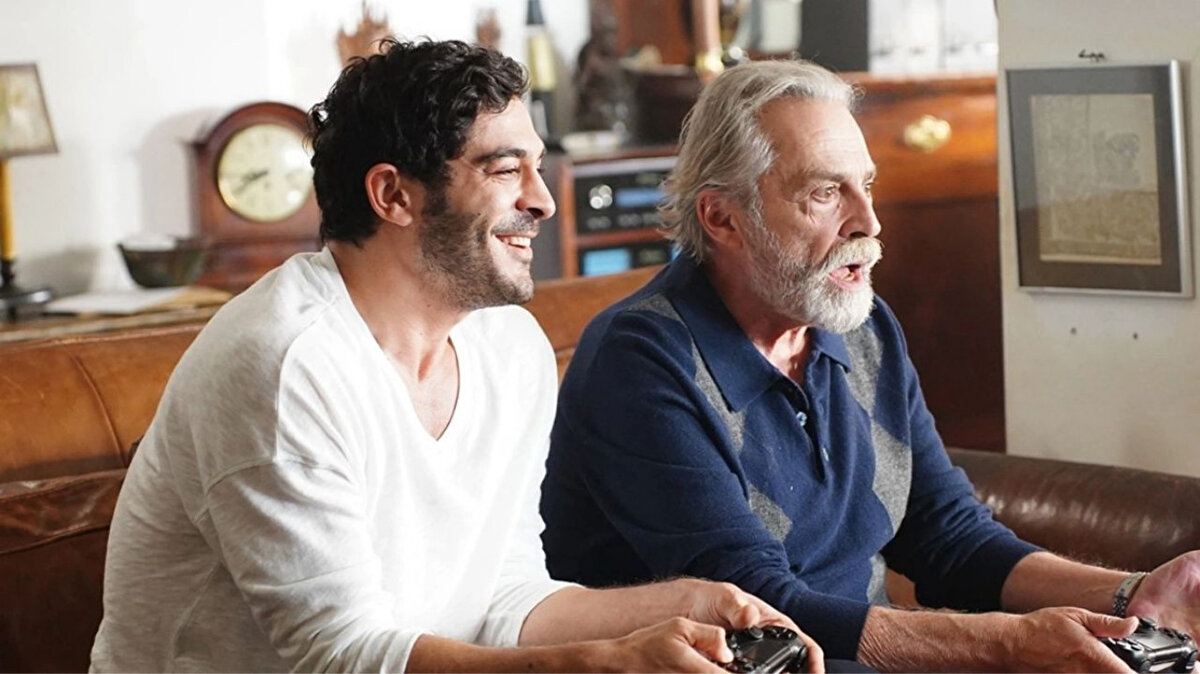 Sahtekarlar Başlıyor<br><br>NOW TV’nin yeni sezon dizisi Sahtekarlar, 12 Ekim 2025 Pazar akşamı saat 20.00’de ilk bölümüyle ekranlara geliyor.<br>Usta kalem Sema Ergenekon’un senaryosunu yazdığı, yönetmenliğini Ali Bilgin ve Beste Sultan Kasapoğulları’nın üstlendiği yapım, yeni sezonun en çok konuşulacak dizilerinden biri olmaya aday.