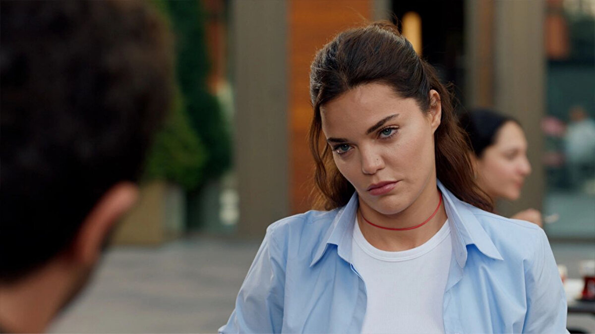 Sahtekarlar Dizisi Konusu<br><br>Sahtekarlar, hukuk dünyasının karanlık yüzünü izleyiciye sunuyor.<br>Dizi, baba-oğul Kadir ve Ertan’ın (Haluk Bilginer & Burak Deniz) etik dışı hamleleriyle, hayat mücadelesi veren Asya’nın (Hilal Altınbilek) yollarının kesişmesini konu alıyor.<br>