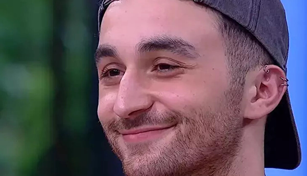 MasterChef Türkiye’de kim elendi?<br><br>Haftanın finalinde potada Sezer, Çağlar, Sümeyye, Aslı, Barış, Ayten ve İhsan yer aldı. İlk oyunda üç yarışmacı potadan çıkmayı başardı. Geriye kalan dört isim arasında yapılan ikinci turda ise yarışmaya veda eden isim İhsan oldu. Böylece MasterChef Türkiye 2025’ten elenen ilk isim İhsan olarak açıklandı.