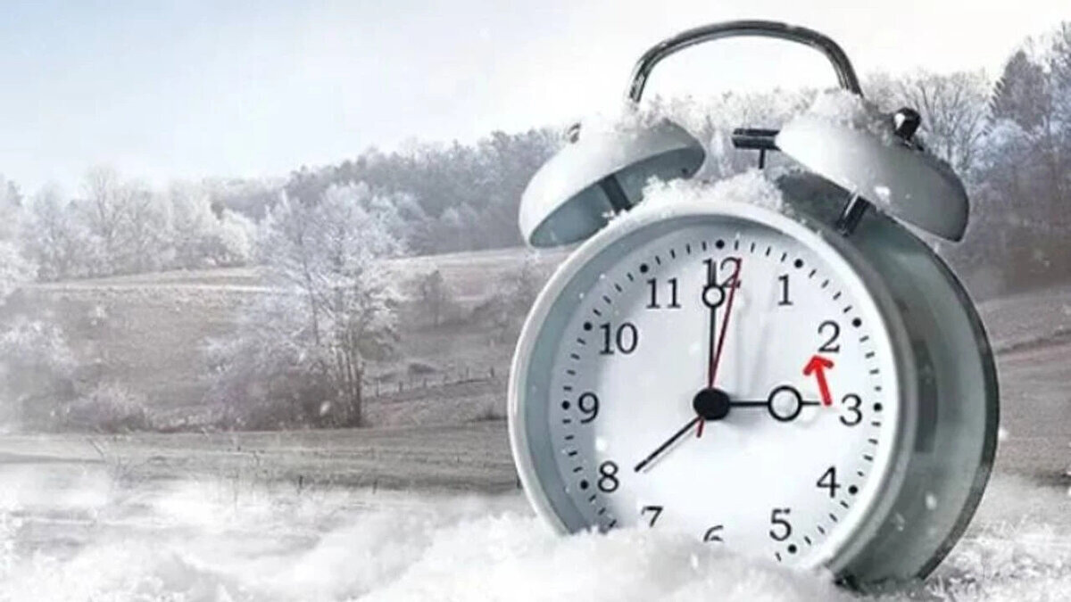 Türkiye’de kış saati uygulaması ne zaman kaldırıldı?<br><br>Kış saati uygulaması Türkiye’de 14 Mart 2016 tarihli ve 8589 sayılı Bakanlar Kurulu Kararı ile yürürlükten kaldırıldı. Kararda yer alan “30 Ekim 2016 Pazar günü saat 04.00’ten itibaren bir saat geri alınması” ibaresi iptal edilerek, yaz saati uygulamasının yıl boyunca devam ettirilmesi kararlaştırıldı.