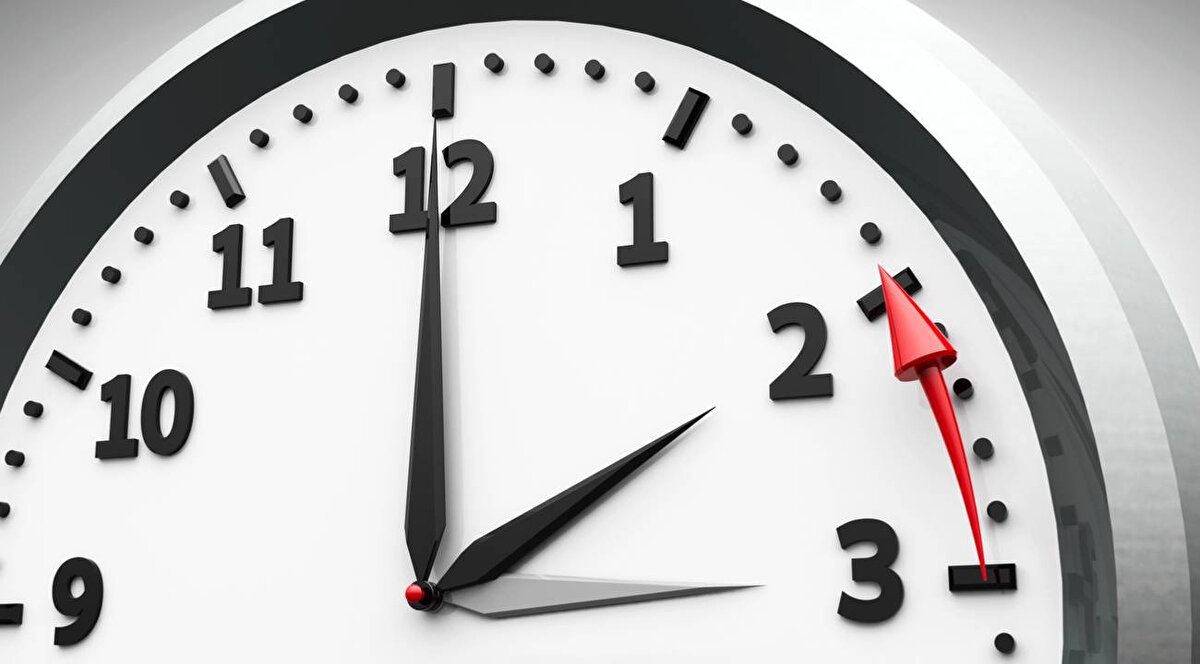 Saatler geri alınacak mı 2025?<br><br>Ekim ayının ortalarına gelinmesiyle birlikte sabah erken saatlerde işe veya okula giden vatandaşlar karanlıkta yola çıkarken, akşamları da gün ışığının erken kaybolması dikkat çekiyor. Bu durum, her yıl olduğu gibi “Saatler geri alınacak mı?” sorusunu yeniden gündeme taşıdı.