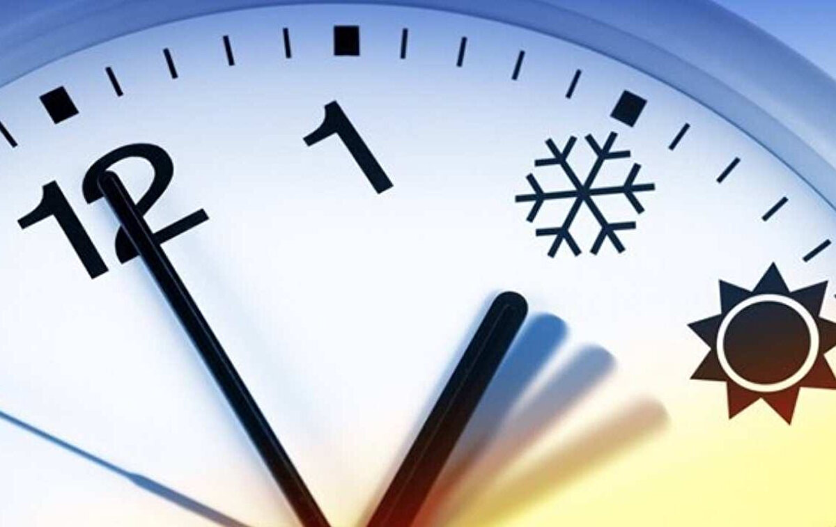 Kış saati uygulaması 2025 yılı itibarıyla yeniden gündemde. Ekim ayının ortalarına gelinmesiyle havaların erken kararması vatandaşları "Saatler geri alınacak mı, kış saati uygulaması olacak mı?" sorularına yöneltti. Türkiye’de 2016 yılında alınan karar doğrultusunda yaz saati uygulaması kalıcı hale getirilmişti. Peki, Türkiye’de kış saati ne zaman kalktı? Saatler bu yıl geri alınacak mı? İşte, 2025 yılı için yaz saati ve kış saati uygulaması hakkında merak edilen tüm detaylar…