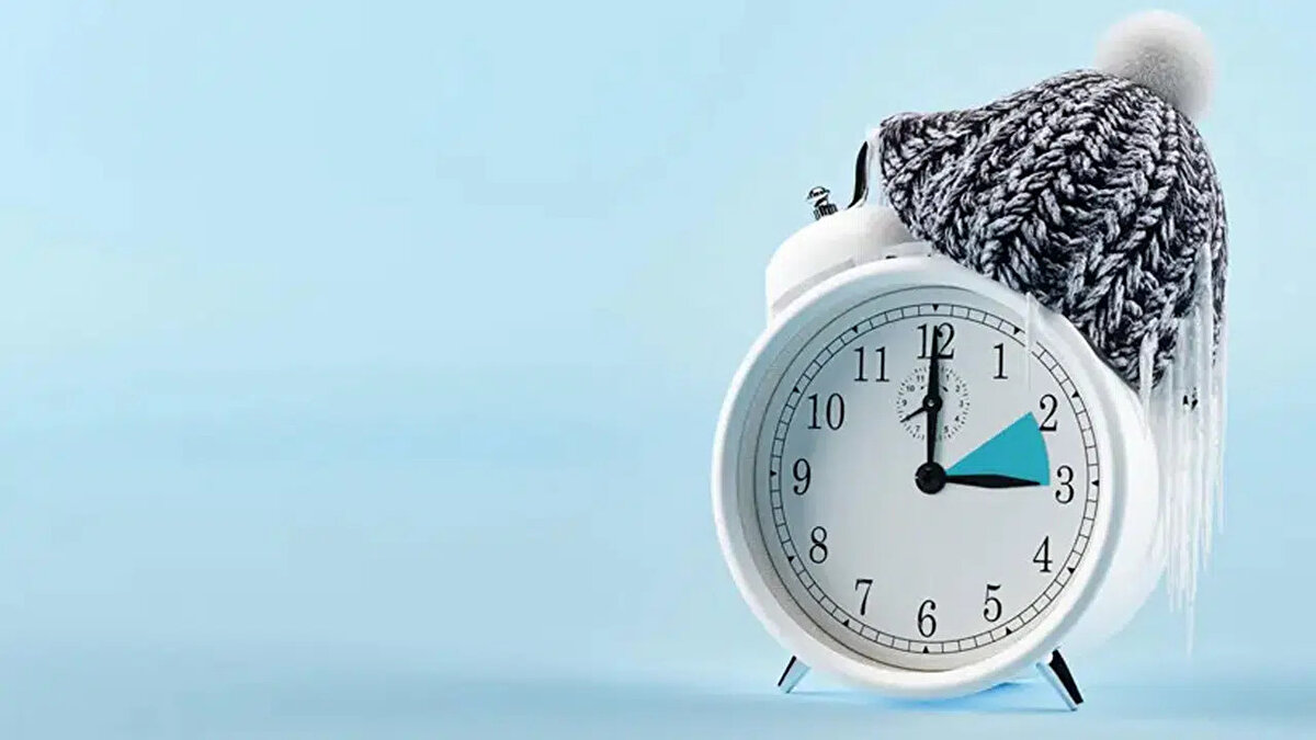 Avrupa’da her yıl Ekim ayının son haftasında kış saati uygulamasına geçilse de Türkiye’de saatler 2016 yılından bu yana geri alınmıyor. Yaz saati uygulaması, yani saatlerin bir saat ileri alınmış hali, kalıcı olarak sürdürülüyor.