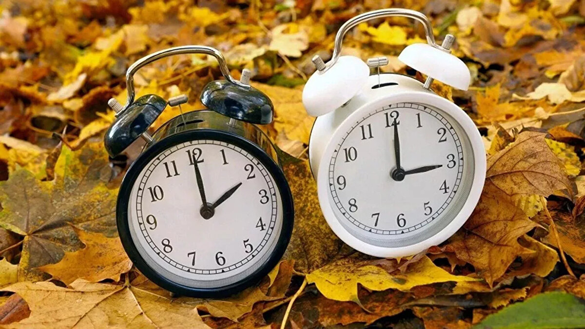 Avrupa'da kış saati ne zaman başlıyor?<br><br>Avrupa Birliği ülkelerinde yaz saati uygulaması Ekim ayının son pazar günü sona eriyor. Bu yıl Avrupa’da saatler 27 Ekim 2025 Pazar günü saat 04.00’te bir saat geri alınacak. Böylece Avrupa ülkeleri kış saati uygulamasına geçecek.