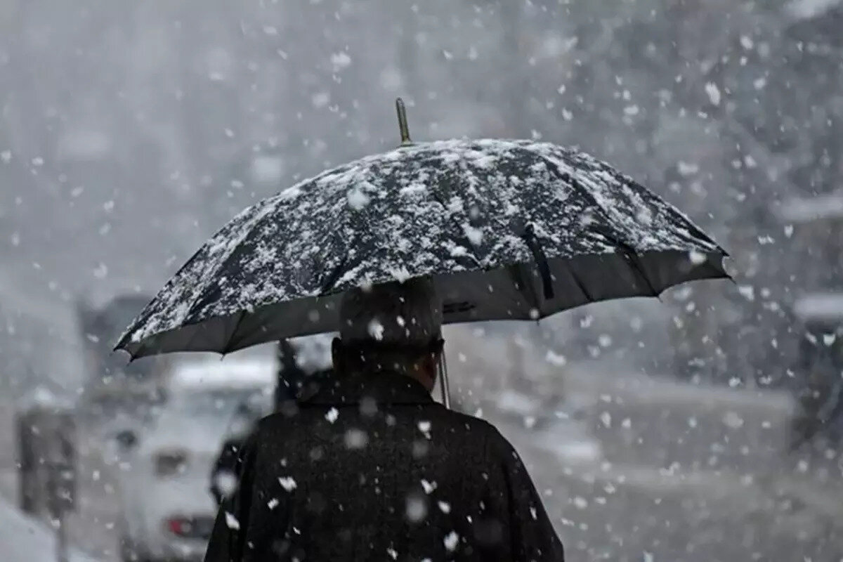 Prof. Dr. Şen paylaşımında şu ifadeleri kullandı:<br><br>“Bugün cumartesi öğleden sonra Zonguldak, Bartın, İnebolu, Düzce şiddetli yağış alacak. Akşam saatlerinde yağış daha da kuvvetlenir. Tedbirinizi alın. 6 saatte 75 kg üzerinde yağış olabilir. Bartın, Amasra, Bozkurt gibi sabıkalı derelerden uzak durun. Akşama Bolu Dağı’nda, Abant’ta kar yağışını görebilirsiniz. İstanbul’un Anadolu yakasında da öğleden sonra yağış kuvvetli. Özellikle kuzey kesimlerde dikkatli olun.”
