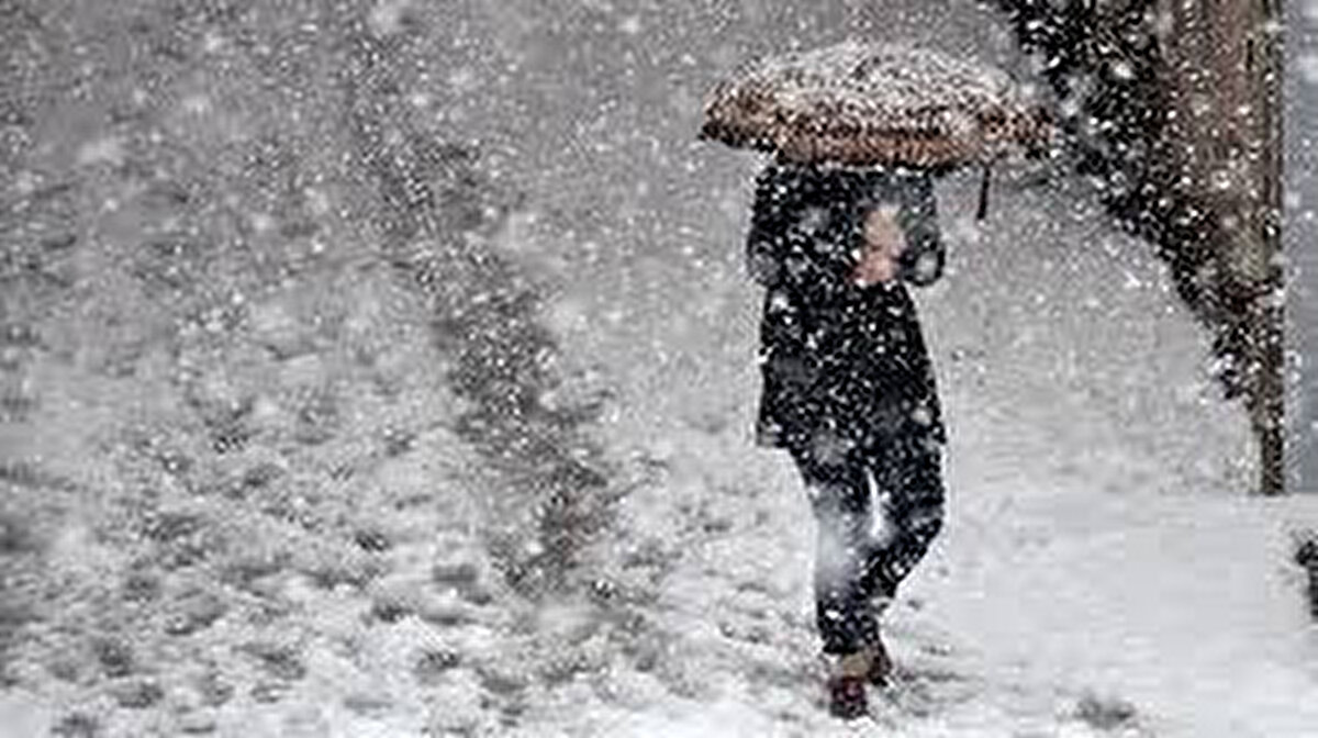 İSTANBUL SOĞUYOR: SICAKLIKLAR 8-10 DERECE BİRDEN DÜŞTÜ<br><br>Yurt genelinde etkisini gösteren soğuk hava dalgası, özellikle iç ve yüksek kesimlerde kendini hissettirdi. Son günlerde hava sıcaklıklarında 8 ila 10 derece arasında düşüş yaşanırken, Bolu Dağı ve Abant çevresinde sıcaklık sıfırın altına indi. Bu durum, bölgeye mevsimin ilk karının düşebileceğine işaret ediyor.