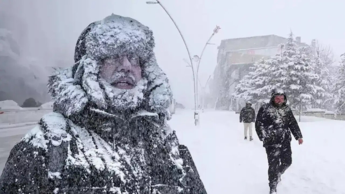 İSTANBUL’A KAR NE ZAMAN YAĞACAK?<br><br>Uzmanlar, İstanbul’da ilk kar yağışının Kasım ayının ikinci yarısında görülebileceğini belirtiyor. Meteoroloji verilerine göre önümüzdeki haftalarda sıcaklıkların 10 dereceye kadar gerilemesi, özellikle yüksek bölgelerde (Çamlıca, Beykoz, Aydos Tepesi gibi) karla karışık yağmur olasılığını artırıyor.