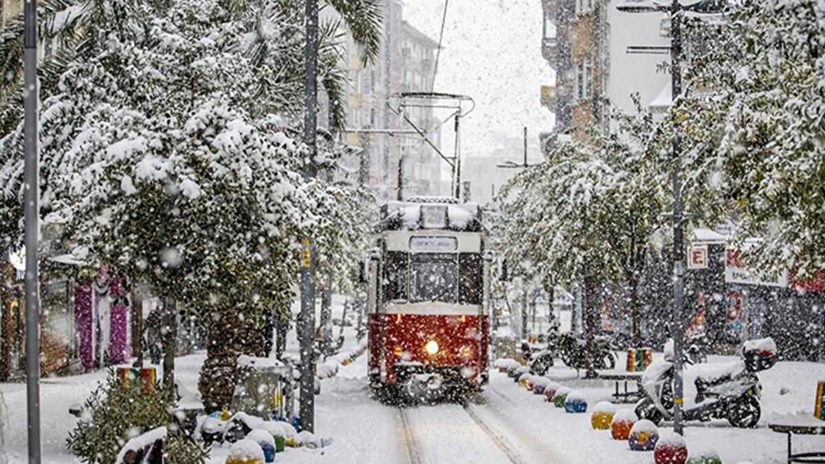 Her ne kadar Ekim ayında İstanbul’da kar yağışı beklenmese de, soğuk hava dalgası kışın erken geleceğine dair sinyaller veriyor.