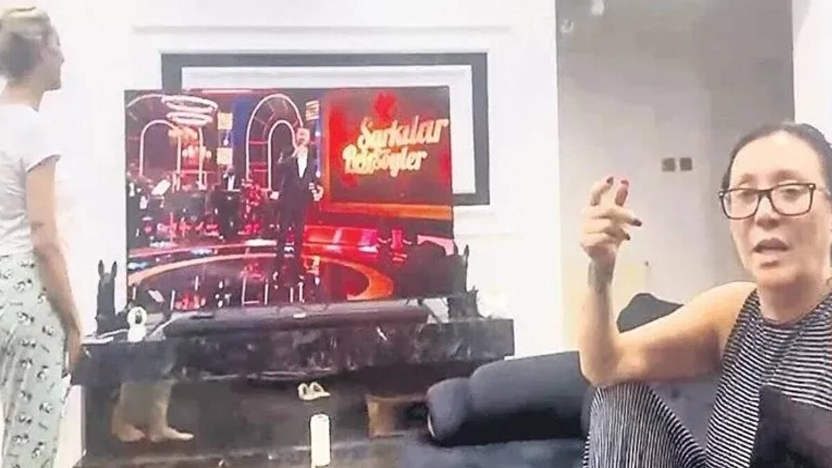 Güllü'nün kızı Tuğyan ile oğlu Yağız konuştu. Annesinin vefatı sonrası ilk kez konuşan Tuğyan Ülkem Gülter, o geceyi şöyle anlattı: "O gece evde sadece ben, annem ve arkadaşım Sultan vardık. Annem üç şişe şarap içti. Biz alkol ya da uyuşturucu almadık. Hakkımızda ortaya atılan iddialar tamamen asılsız. Annemle aramızda hiçbir problem yoktu. Annem neşeliydi. Hatta 'O ne lan!' diye gülerek bize katıldı. O cümleyi yanlış yorumlayanlar oldu ama annemin eğlenceli halidir. Dans ediyorduk, annem de bize katıldı. Bir anda yüksek bir ses duydum. Döndüğümde annemi göremedim" dedi. "Annemle aynı evde bile olsak bazen mesajlaşırdık" diyen Tuğyan, olay gecesi annesine, "Sesi kıs" mesajı atmasının da sosyal medyada yanlış yorumlandığını kaydederek, "Bu bizim ev içinde kullandığımız iletişim şekliydi. Sürekli mesajlaşır hatta video atardık. O gün özel bir durum yoktu" dedi.