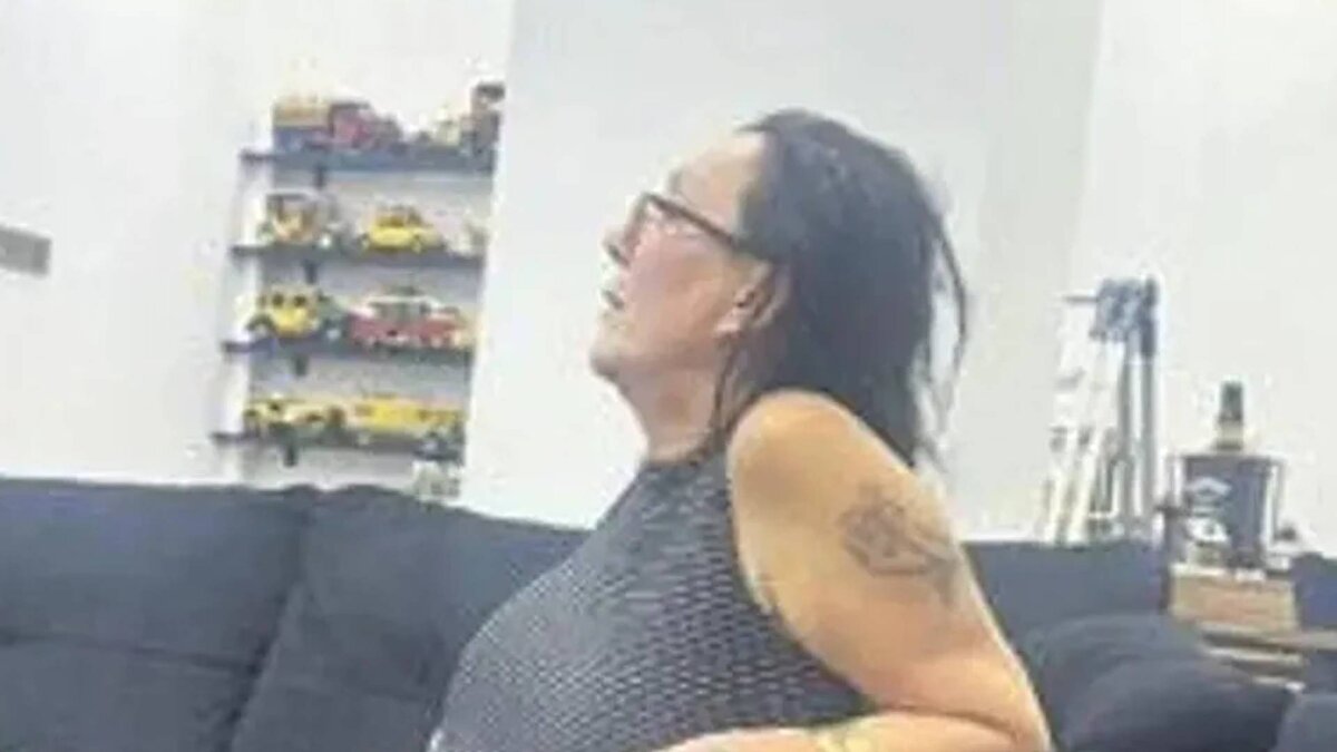 Son görüntüleri ortaya çıktı<br><br>Gece saat 01.30 sıralarında kızı Tuğyan Ülkem ile kızının arkadaşı Sultan'ın odasına gittikten sonra orada oynarken dengesini kaybederek düştüğü belirtilen Güllü'nün vefatından bir saat önce evinin salonunda çekilen görüntüleri ortaya çıktı. Sabah'ta yer alan habere göre, görüntülerde kızı Tuğyan'ın oynadığı, Güllü'nün şarkı söylediği, kızının arkadaşı Sultan'ın ise bu anları kayıt altına aldığı görülüyor. Salonda sehpa üzerinde alkol şişeleri görülürken, Güllü'nün televizyonda çalan şarkıya eşlik ettiği, kızı Tuğyan'ın ise şarkıyı ayakta söylediği görülüyor.