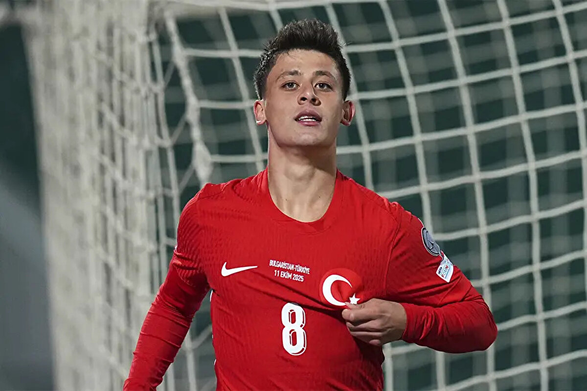 Okdiario: Arda Güler, Bulgaristan-Türkiye maçında göz kamaştırdı. Real Madrid, gelecek vadeden 20 yaşındaki oyuncunun performansından şüphesiz fazlasıyla memnun. Güler, forması ne olursa olsun 2025/26 sezonunda belirleyici olacağını gösteren mükemmel bir performans sergiledi.<br><br>