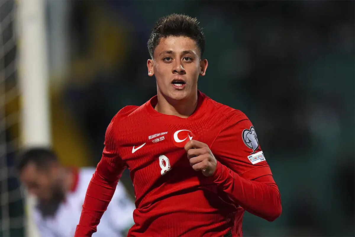 Eldesmarque: Arda Güler'in Bulgaristan deplasmanında bir gol ve iki asistle yaptığı "gösteri". 24 milli maçta 6 gol atan oyuncu, Türkiye'deki statüsünü güçlendiriyor. İspanya'ya karşı alınan ağır yenilginin ardından Türkiye, intikam hırsıyla sahaya çıktı ve hızla otoritesini kurdu. İlk dakikadan itibaren Arda Güler, hız, vizyon ve bitiricilik becerilerini birleştirerek takımına liderlik etti ve takımın en belirleyici oyuncusu olduğunu kanıtladı. Başrol oyuncusu Arda Güler olan, Türkiye'nin hakim olduğu parti.<br><br>