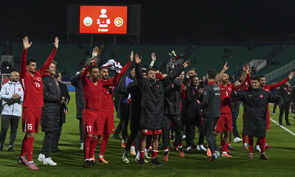 DNEVNIK: "Bulgaristan'ın 2026 Dünya Kupası elemelerindeki tarihi mağlubiyeti"<br><br>"Bulgaristan Milli Takımı, Dünya Kupası elemelerinde bir kez daha ağır bir yenilgi aldı. Bu kez Vasil Levski Ulusal Stadyumu'nda Türkiye'ye 1-6'lık skorla. Utanç verici sayısal ifadenin yanı sıra, şimdiye kadar Bulgaristan topraklarında galibiyet alamayan bu rakibe karşı tarihi bir yenilgi."