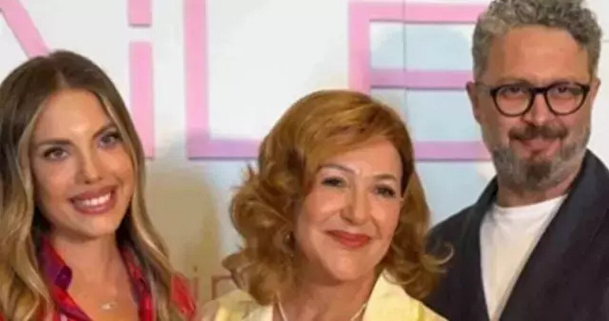 Yeni Nesil Aile nerede yayınlanıyor?<br><br>Yeni Nesil Aile dizisi, yalnızca dijital platform BMAG üzerinden izlenebiliyor. Türkiye’nin ilk yüksek prodüksiyonlu dikey formatta çekilen dizisi olan yapım, mobil izleme deneyimine uygun olarak tasarlandı. BMAG platformu, özellikle genç kuşağın değişen içerik tüketim alışkanlıklarına odaklanan yenilikçi yapısıyla dikkat çekiyor.<br><br>Dizinin 1, 2, 3, 4, 5 ve 6. bölümleri dahil olmak üzere tüm bölümleri BMAG uygulaması veya web sitesi üzerinden ücretsiz üyelik oluşturarak izlenebiliyor.