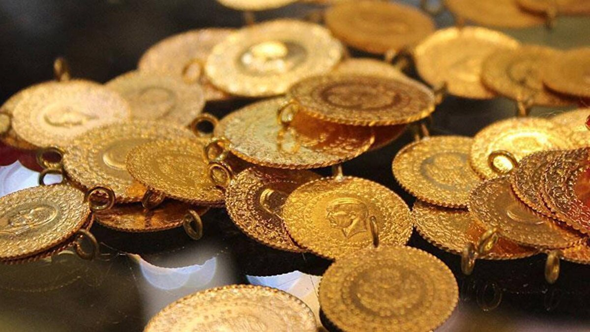 Memiş açıklamasında şu ifadeleri kullandı:<br>“Bu vereceğim cevaba ekonomi yönetimi çok kızıyor ama, ben fiziki altından tarafım her zaman. Vatandaşa fiziki altın almalarını öneriyorum. Ama ekonomi yönetimi yastık altı birikimlerine kızıyor. ‘Devlete bir katkısı yok’ diyor. ‘Niye alıyorsunuz’ diyor. ‘Enflasyona sebep’ diyor Merkez Bankası Başkanı. Ve dolayısıyla, zıt görüşlerdeyiz. Yani, siz Merkez Bankası (MB) olarak altın stokluyorsunuz millet niye stoklamasın.”<br><br>Benzer bir şekilde Merkez Bankası’nın her ay dolar olarak rezervinin arttığını açıkladığını kaydeden Memiş, “vatandaş niye dolar almasın diye de ekledi.