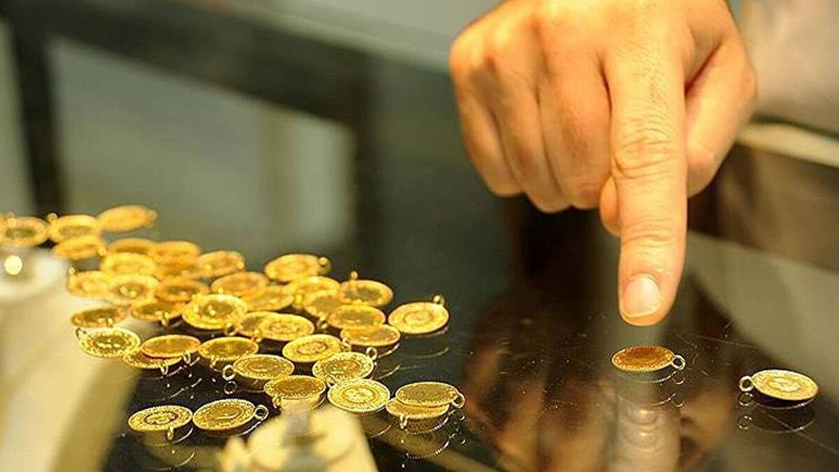 "Düşüşler fırsat"<br><br>Memiş açıklamasında, “Kripto para piyasasında yaşanan sert düşüşleri gördükten sonra, bu piyasanın savaş fiyatlaması içerisinde değil, bir manipülasyon fiyatlaması içerisinde olduğunu gördük. Yani burada kazanan, sistem kaybeden yatırımcılar. Artık filmin rengi netleşti bundan sonraki süreçlerde” diyen Memiş, altının ons fiyatında aşağıda 3.900 dolar, 3.800 dolar, devamında 3.720 dolar gibi destek seviyeleri olduğunu ve çeşitli bahanelerle bu destek seviyelerinin mutlaka piyasalarda görüleceğini kaydetti.<br><br>Memiş’in değerlendirmesine göre bu düzeltmeler bir alım fırsatı olarak görülebilir. Piyasada panik dönemlerinde artan işçiliklere dikkat çeken Memiş, “Geçen hafta Kapalıçarşı piyasasında bir kilogram külçeye 11.500 dolar işçilik geldi. Bir kilo altını diğer ülkelere göre 11.500 dolara daha pahalıya satın aldık” dedi.