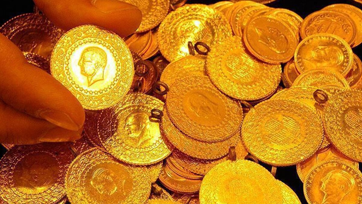 "Gram altında işçilik var çeyrekte yok"<br><br>Kişisel olarak bu fiyatlardan alım yapmayacağını, piyasanın sakinleşmesini beklemeyi tercih edeceğini kaydeden İslam Memiş, “Şimdi talep yoğun, insanlar işçiliğe bakmıyor, fiyata bakmıyor altın almaya çalışıyor. Ben şunu sorguluyorum. Niye ısrarla gram altın alıyorsunuz? Neden çeyrek altın almıyorsunuz? Darphanede üretilen çeyrek, yarım, tam ve Cumhuriyet altınında işçilik yok, gram altında işçilik var.” ifadelerini kullandı.