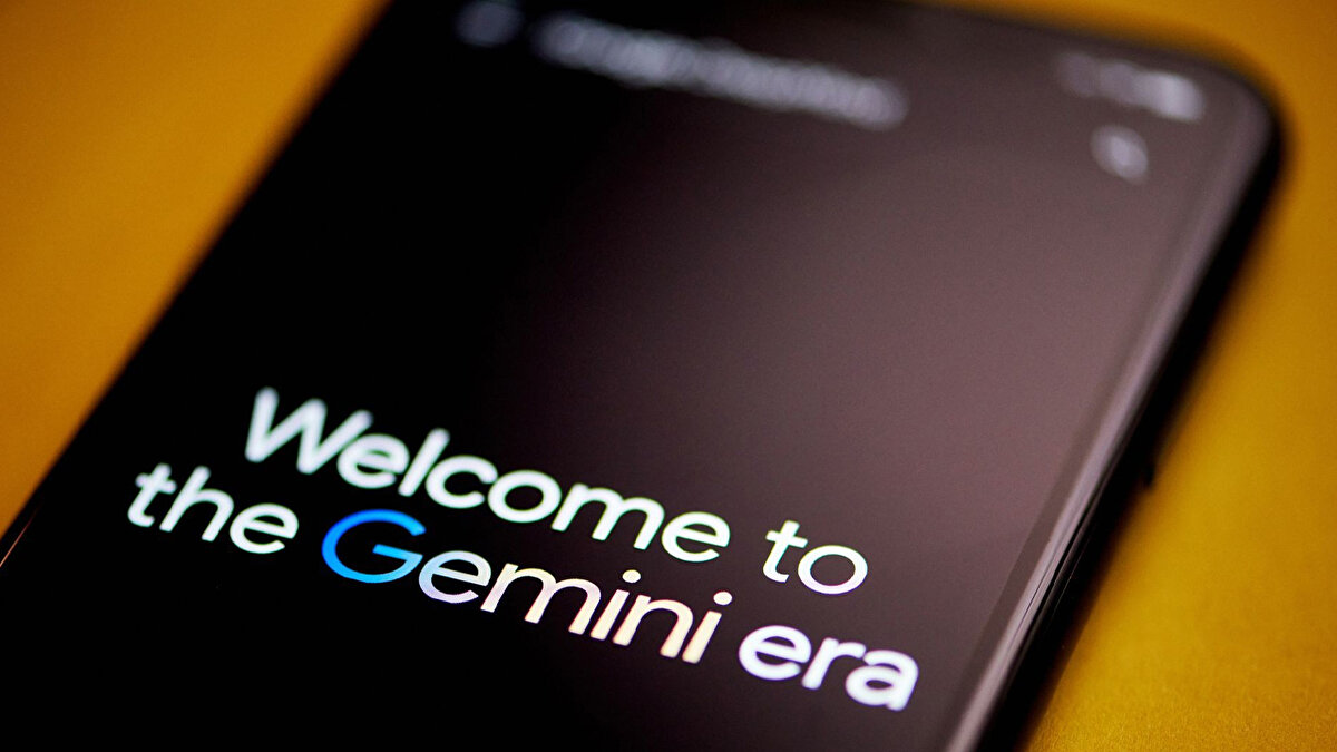Gemini AI ile Gerçekliğe En Yakın Dijital Fotoğraflar<br><br>Kullanıcıların deneyimlerine göre, Gemini AI ile oluşturulan görseller; yüz hatlarını bozmadan, cilt dokusunu ve ışık oyunlarını koruyarak hiperrealist bir görünüm sunuyor.<br>Özellikle “yüzümü değiştirme” veya “don’t change my face” komutları, gerçek yüz ifadelerini koruyarak kişisel dijital portreler oluşturmak isteyenler için büyük kolaylık sağlıyor.