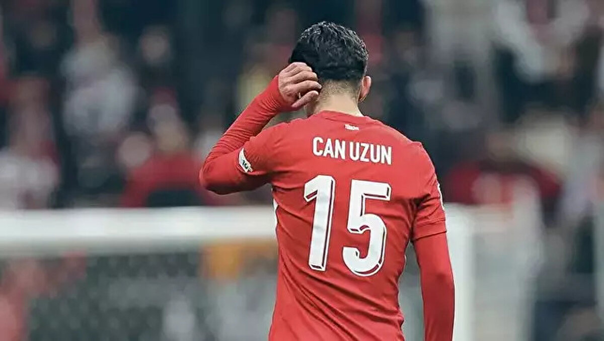 FRANKFURT'TAN CAN UZUN TEHDİDİ<br><br>Taleplerin karşılanmaması halinde Eintracht Frankfurt'un sert önlemler almaya hazır olduğu ve kulübün, Can Uzun'u artık milli takıma göndermemekle tehdit ettiği bildirildi. Öte yandan bunun gerçekleşmesinin pek mümkün olmadığının altı çizildi.