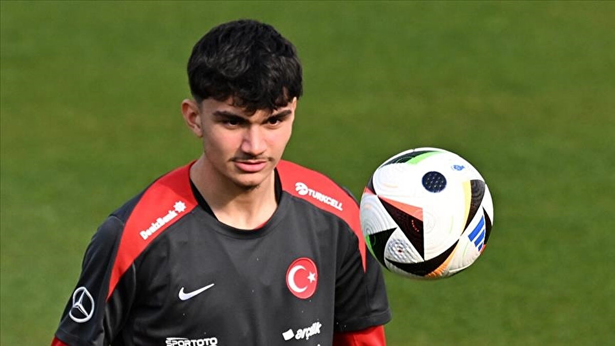 Eintracht Frankfurt'un konuyla ilgili TFF ile görüştüğü ve Can Uzun'a daha fazla şans verilmesini talep ettiği aktarıldı.<br><br>