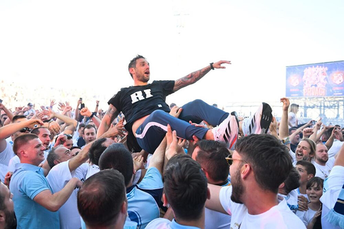 29 Ekim 1982 tarihinde Karadağ’ın Bijelo Polje kentinde doğmuştur. 2025 yılı itibarıyla 42 yaşındadır.