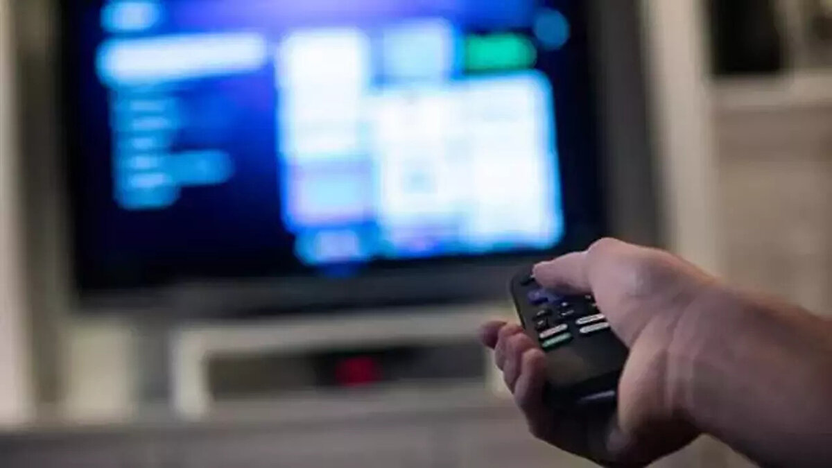 Hafta sonunu evde dinlenerek geçirmek isteyenler, “Bugün televizyonda ne var?” sorusunun yanıtını araştırıyor. 12 Ekim 2025 Pazar günü televizyon ekranları birbirinden iddialı yapımlar, sevilen diziler ve eğlenceli programlarla dolu. Türkiye’nin önde gelen kanalları Kanal D, Show TV, ATV, Star TV, TRT1, Now TV ve TV8, sabah kuşağından prime time’a kadar izleyicilere keyifli saatler yaşatacak içerikler sunuyor. İşte 12 Ekim Pazar günü tüm kanalların yayın akışı listesi: