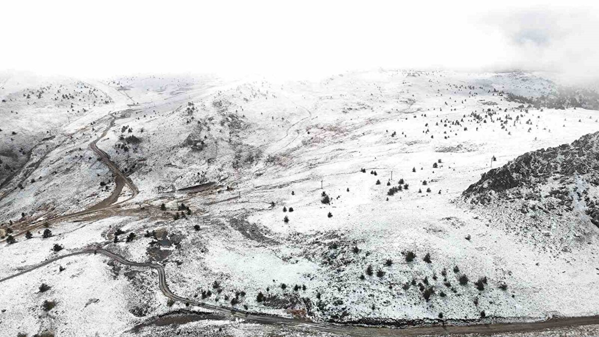 Kent merkezine yaklaşık 40 kilometre uzaklıktaki Kartalkaya Kayak Merkezi’nde Cumartesi günü başlayan kar yağışı, bugün etkisini yitirdi.