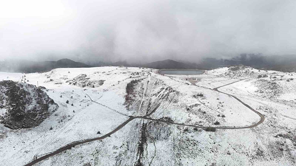 Yer yer 5 santimetreyi aşan kar kalınlığıyla birlikte bölgedeki ağaçlar ve pistler beyaz örtüyle kaplandı.