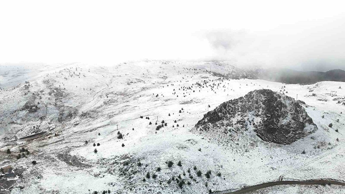 Meteoroloji verilerine göre, kar yağışının aralıklarla devam etmesi bekleniyor.