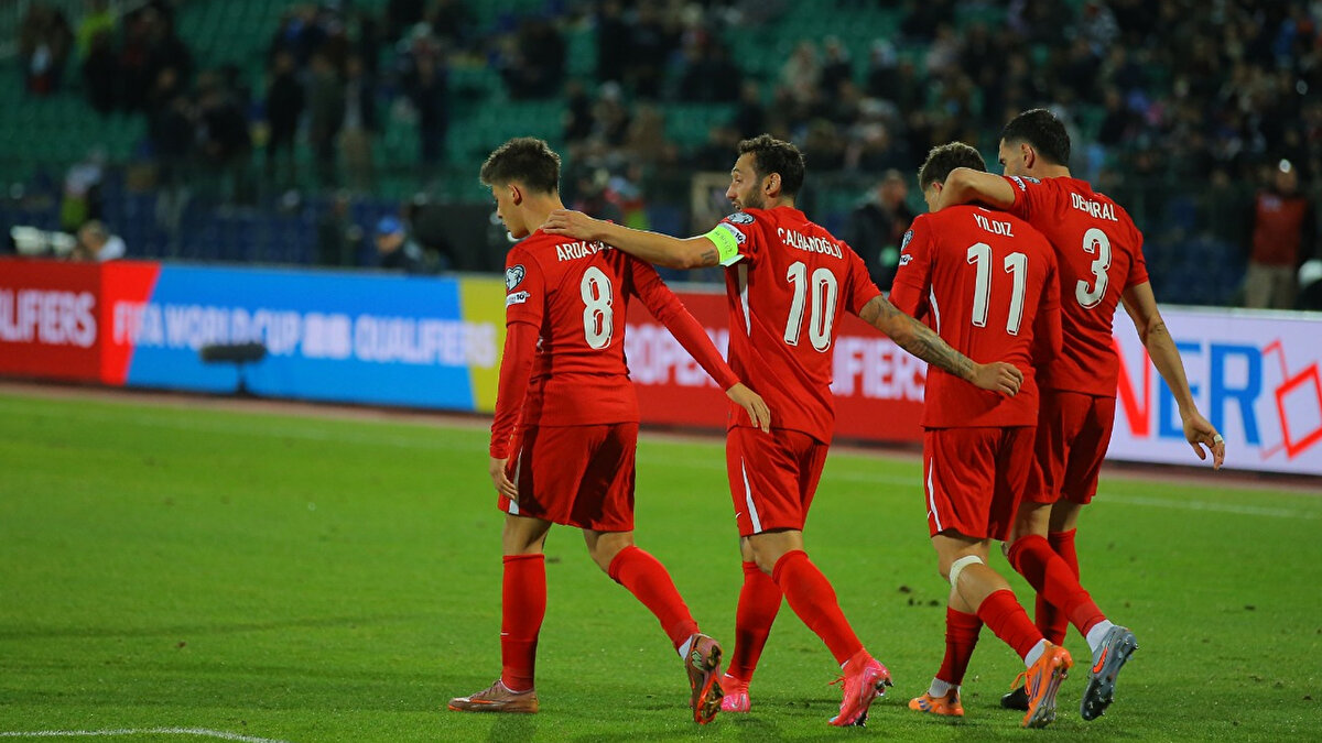 Dolayısıyla İspanya'nın önünde lider olamazsak ve Dünya Kupası'na gidebilirsek 4. torbada yer alacağımız kesin.<br><br>Tahmini olarak 2026 Dünya Kupası Torbaları aşağıdaki gibi şekillenecek.