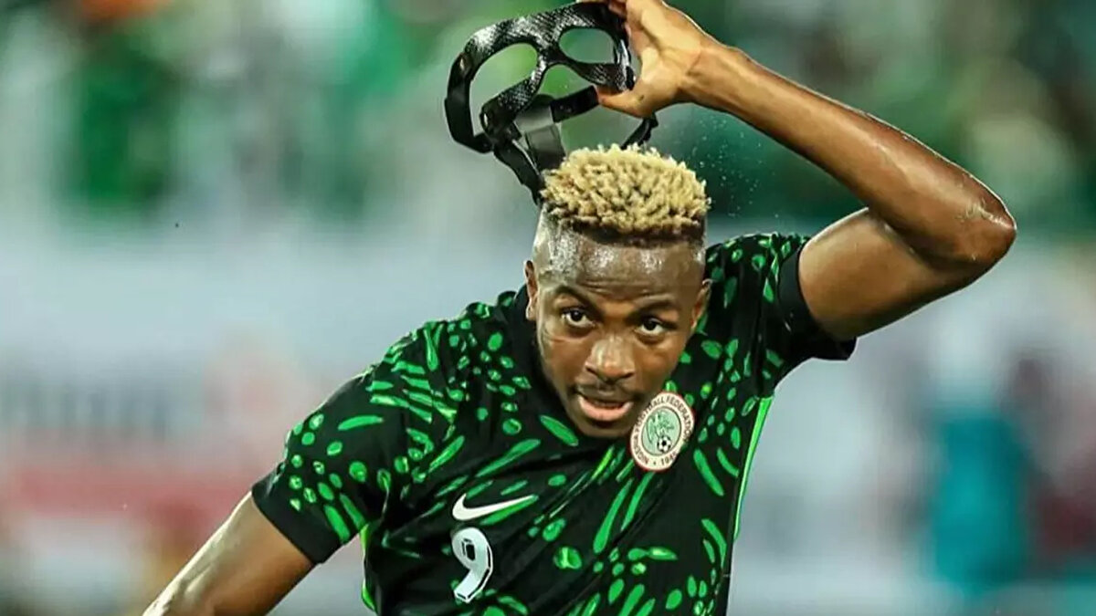 Sarı kırmızılılar, hem oyuncunun toprak sahada antrenman yapmasına hem de eski otobüslerle yolculuk ettirilmesine tepki gösterirken, şimdi de Nijerya Futbol Federasyonu'ndan gelen ilginç bir talep gündem oldu.<br>