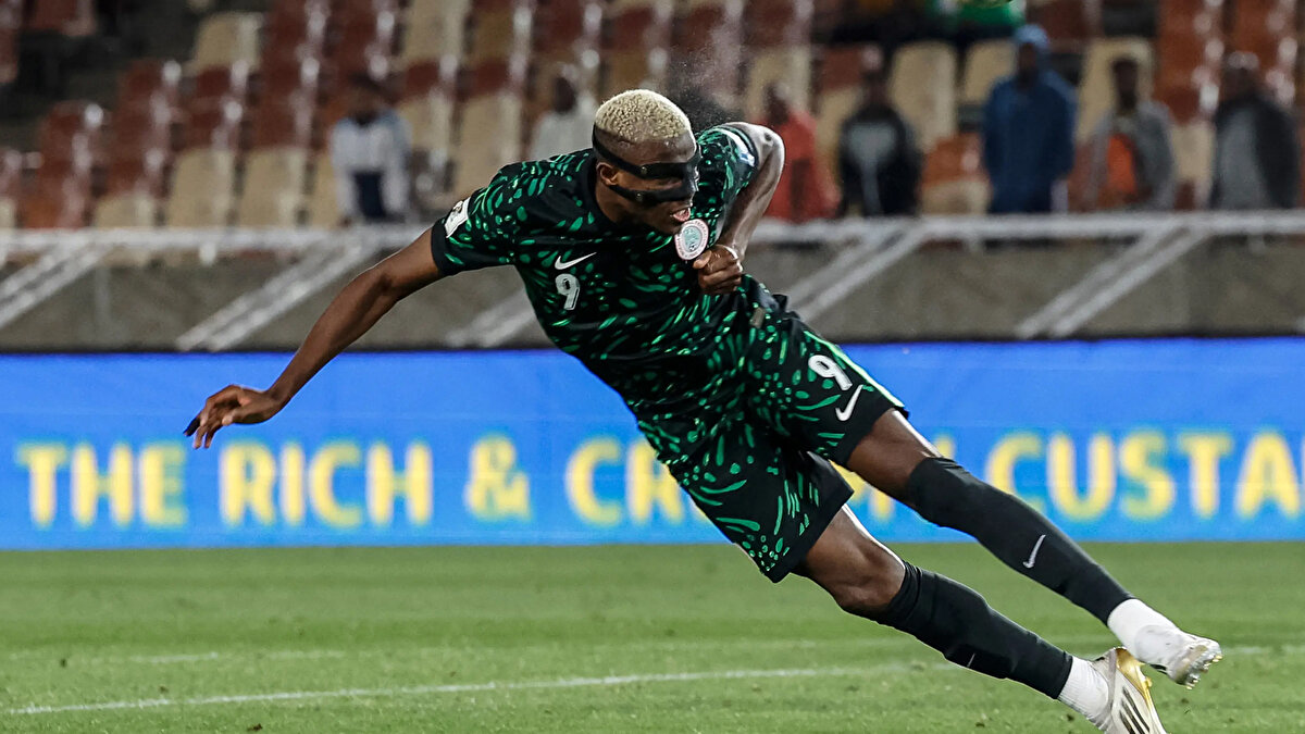 TOPRAK SAHADA ANTRENMAN, ESKİ OTOBÜSLE SEYAHAT<br> <br>26 yaşındaki golcü, Lesotho ve Benin maçları için milli takıma katıldı. Ancak Nijerya kampında toprak sahada antrenman yapması ve bakımsız bir otobüsle taşınması, Galatasaray cephesinde büyük endişe yarattı. 