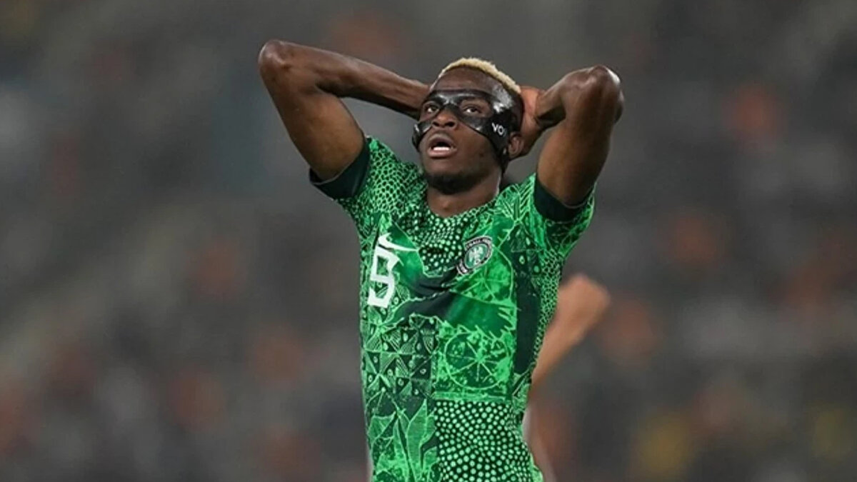 MİLLİ FORMAYLA PARLIYOR<br> <br>Osimhen, Nijerya Milli Takımı formasıyla çıktığı 43 maçta 26 gole imza atarak başarılı bir performans sergiledi. Ancak Galatasaray, bu yüksek performansın oyuncunun sağlığından olmaması için milli takım sürecinin daha profesyonel şartlarda yürütülmesini bekliyor.