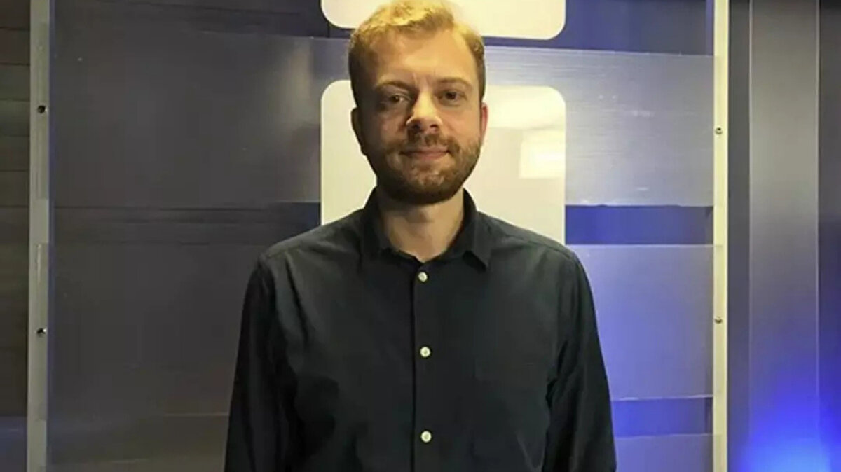 Emrah Gülsunar Tutuklandı mı<br>?<br><br>Akademisyen ve yazar Emrah Gülsunar, sosyal medya hesabından yaptığı “Gözaltına alınıyorum” paylaşımının ardından gerçekten gözaltına alındı. Çeşitli haber kaynakları bu bilgiyi doğrularken, olayın kısa sürede ülke gündeminde üst sıralara taşındığı görüldü.Avukat Prof. Dr. Hasan Sınar, sosyal medyadan yaptığı paylaşımda müvekkili Emrah Gülsunar'ın tutuklandığını açıkladı