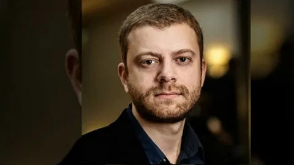 Yüksek Lisans: Ankara Üniversitesi Siyasal Bilgiler Fakültesi (Mülkiye) Siyaset Bilimi programında yüksek lisans yaptı.<br><br>Doktora: ODTÜ Siyaset Bilimi ve Kamu Yönetimi bölümünde doktora çalışmalarına devam etmektedir.<br><br>Kariyer: 2012 yılından bu yana TOBB Ekonomi ve Teknoloji Üniversitesi Siyaset Bilimi Bölümü’nde araştırma görevlisi olarak görev yapmaktadır.