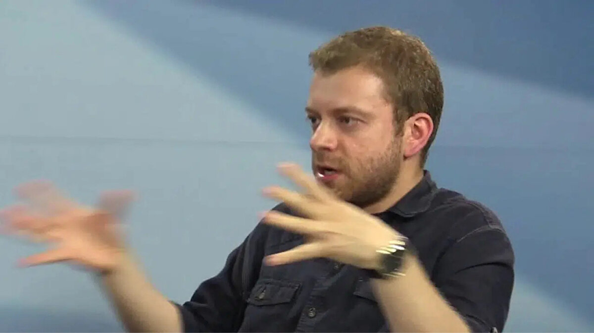 Emrah Gülsunar Kimdir?<br><br>1987 yılında İstanbul’da doğan Emrah Gülsunar, siyaset bilimi ve tarih alanlarında akademik çalışmalarıyla tanınan bir isimdir.<br><br>Eğitim: İlk ve orta öğrenimini Işıklar Askeri Lisesi'nde tamamladı. 2005 yılında girdiği Orta Doğu Teknik Üniversitesi (ODTÜ) İktisat Bölümü’nden 2011’de mezun oldu.