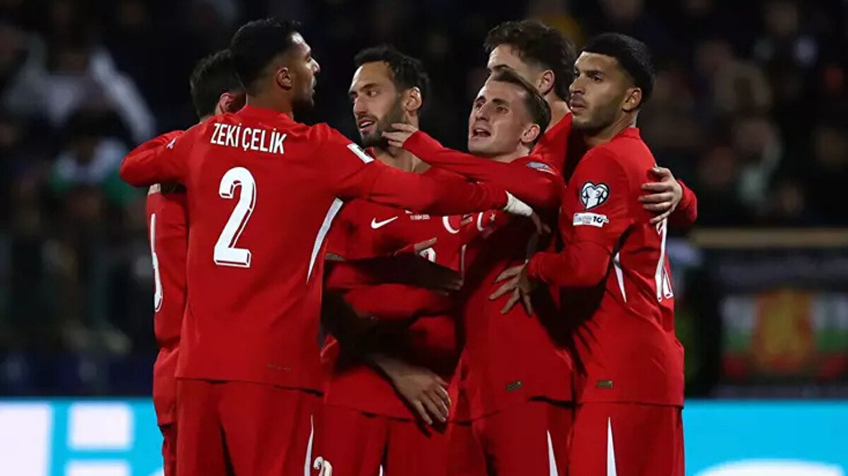 Türkiye Tur Kapısında<br><br>2026 Dünya Kupası Elemeleri E Grubu’nda 2 galibiyet ve 1 mağlubiyetle 6 puan toplayan Türkiye, grubun 4. maçında Gürcistan karşısında sahaya çıkıyor.<br>Kocaeli Stadyumu’nda oynanacak mücadele, Milliler için play-off’u garantileme anlamına geliyor. Gürcistan maçı, grubun kaderini belirleyecek en kritik karşılaşmalardan biri olarak görülüyor.