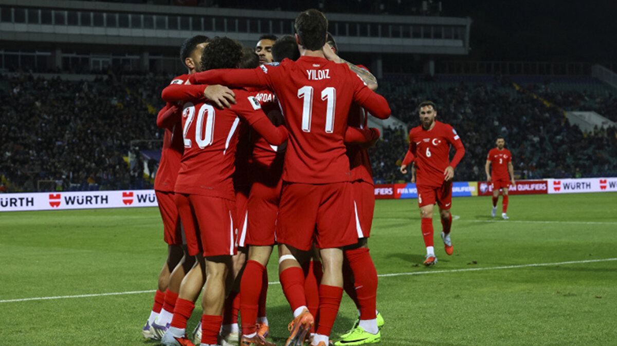 Kadroda İrfan Can Kahveci yerine Barış Alper Yılmaz<br><br>Milli Takım’da İrfan Can Kahveci, sakatlığı nedeniyle kadrodan çıkarıldı.<br>Öte yandan, cezasını tamamlayan Barış Alper Yılmaz yeniden takıma döndü.<br>Barış Alper, Gürcistan maçında kırmızı kart gördüğü için İspanya ve Bulgaristan karşılaşmalarında forma giyememişti.