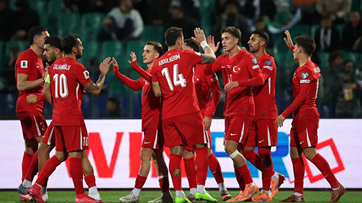 Dünya Kupası'na Hangi Takımlar Nasıl Gidecek?<br><br>2026 Dünya Kupası, ABD, Meksika ve Kanada ev sahipliğinde düzenlenecek.<br>Avrupa Elemeleri sonunda:<br><br>12 grup lideri doğrudan Dünya Kupası’na gidecek.<br><br>12 grup ikincisi + 4 UEFA Uluslar Ligi takımı ise play-off’ta kalan 4 bilet için mücadele edecek.<br>Play-off maçları, Mart 2026’da oynanacak.