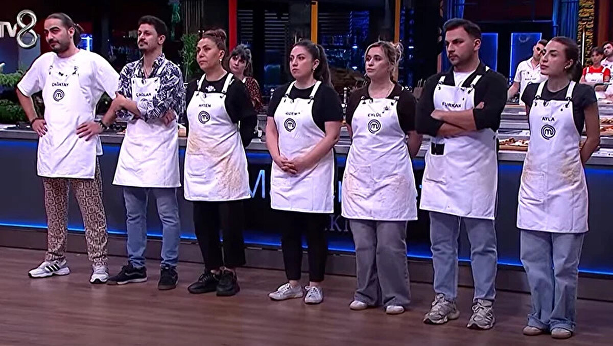 MasterChef’te yeni hafta heyecanı başladı<br><br>İhsan’ın elenmesinin ardından yarışmaya devam eden 18 yarışmacı, bu hafta takım oyunlarında şeflerin beğenisini kazanmak için mücadele edecek. Mavi ve kırmızı takım arasında kıyasıya rekabetin yaşanacağı haftada, hangi takımın dokunulmazlığı kazanacağı ve potaya kimlerin gideceği şimdiden merak konusu oldu.