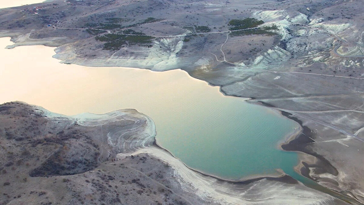 Çamlıdere Barajı yüzde 16,13 doluluk oranına sahip.<br><br>Çubuk 2 Barajı yüzde 9,<br><br>Eğrekkaya Barajı yüzde 21,92,<br><br>Kurtboğazı Barajı ise yüzde 10,20 seviyesinde bulunuyor.