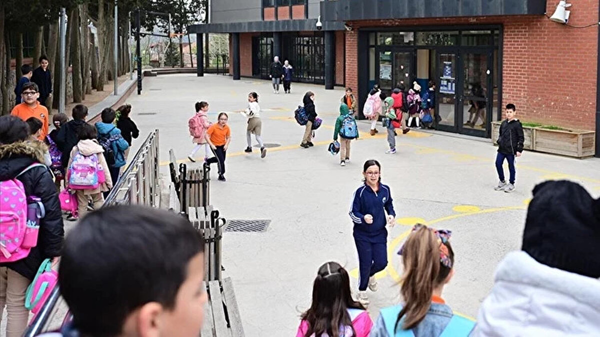 Öğrenciler Ders Başı Ne Zaman Yapacak?<br><br>Dokuz günlük tatilin ardından öğrenciler, 17 Kasım 2025 Pazartesi sabahı okullarına dönerek 2025-2026 eğitim öğretim yılının birinci dönemine kaldıkları yerden devam edecekler.