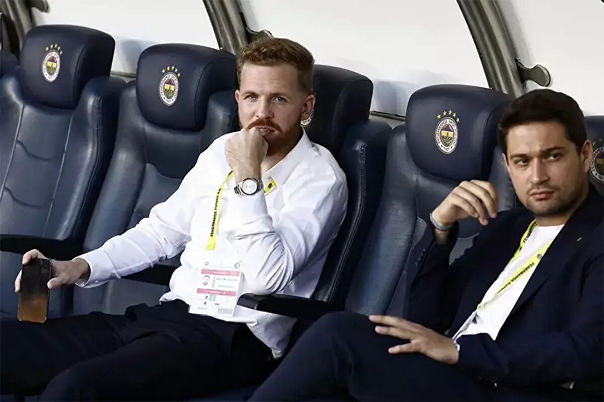 SIRADAKİ İSİM DEVİN ÖZEK<br><br>Türkiye Gazetesi'nde yer alan haberde ise Fenerbahçe’nin yeni Başkanı Sadettin Saran takıma neşter vurmaya devam edecek. Spor AŞ’de Koç döneminden kalan yöneticiler gönderilirken, iletişim koordinatörü Alper Yemeniciler ve diyetisyen Cenk Özyılmaz ile yollar ayrıldı. Sıradaki ismin ise sportif direktör Devin Özek olacağı aktarıldı.