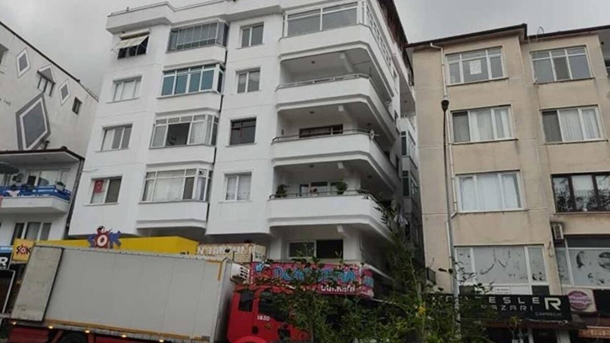 Annesi de bunu diyor, 'O ne lan?' diyerek hiddetle oturuyor. Kızlar da 'Hadi görüşürüz' diye kaçmaya çalışıyorlar. Güllü de onları omuzundan tutuyor, Güllü'nün tırnaklarında DNA çıkmamasının sebebi bu. Kızları çekiyor. Kızlar da 'Bırak' diyor, orada sesler geliyor. Ya Güllü'nün eli kayıyor ya da kız 'Bırak' deyip Güllü'yü itiyor. Sultan. Bence Sultan' açıklamasında bulundu."