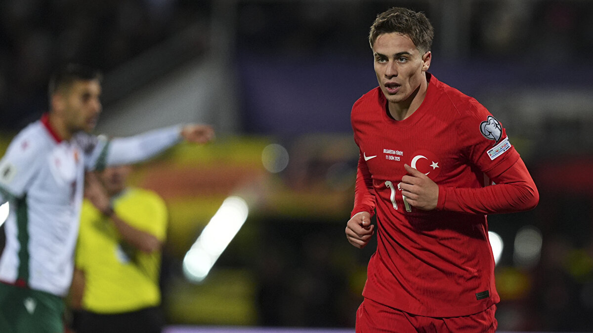 BERKE ÖZER KRİZİ PATLAK VERDİ<br><br>Milli Takım’da Bulgaristan maçının kadrosuna alınmayan ve karşılaşmayı Barış Alper ile tribünden takip eden Berke Özer’in İstanbul’a dönüş sonrası kamptan izin bir şekilde ayrıldığı açıklandı.<br>