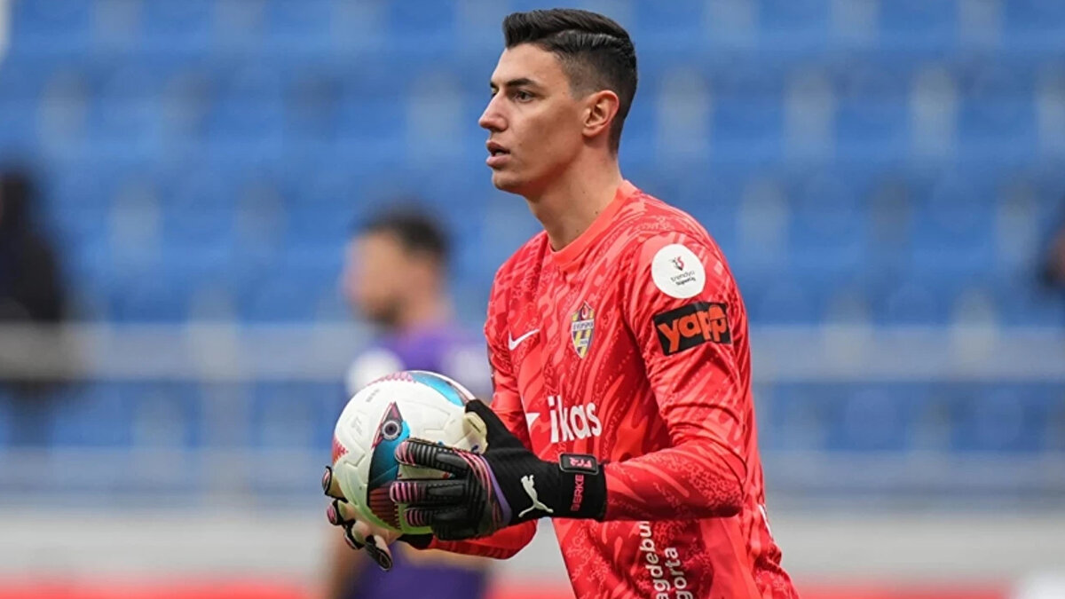 "Uzun yıllardır hasretini çektiğimiz Dünya Kupası’na katılma yolunda özveriyle mücadele verilen, takım içerisindeki birliktelik ve dayanışmanın tepe noktada olduğu bir dönemde, bu şekilde bir davranışın kabul edilmesi mümkün değildir."<br><br>"Berke Özer’in kamptan ayrılmasını takiben RAMS Başakşehir FK’dan Muhammed Şengezer, A Millî Takım aday kadrosuna davet edilmiştir.”