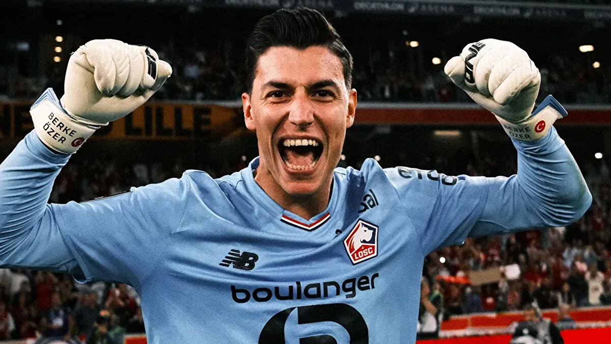 "Maç kadrosunu gördüğümde, günlerdir yaptığımız konuşmaların ne kadar anlamsız olduğunu ve yurtdışında gururla temsil ettiğim ülkemin takımında karar vericilerin performans veya oyuncuyu kazanmak motivasyonunda olmadığını anladım. Kampın ve takımımızın moralini etkilememek adına maç sırasında veya sonrasında değil, İstanbul'a dönüşte teknik ekibimize düşüncelerimi ilettim. Ardından da "teknik ve idari ekibin bilgisi ve izni" dahilinde kamptan kendi isteğimle ayrıldım."<br><br>"Bu karar, oynayan hiçbir arkadaşımı hedef alan ya da saygısızlık içeren bir davranış değildir. Aksine, uzun yıllardır birlikte mücadele ettiğimiz ve kalitesiyle gurur duyduğum muhteşem bir kaleci rotasyonumuzun parçası olmaktan her zaman onur duydum."<br><br>"Benim için Milli Takım, kariyerimdeki en büyük gurur kaynağıdır. Bugüne kadar olduğu gibi bundan sonra da Ay Yıldızlı forma için her türlü fedakârlığı yapmaya hazırım. Bireylerden bağımsız olarak ülkenin onurunu temsil etmeyi amaçlayan A Milli Takımımızın formasını gururla temsil etmiş olan bir sporcu olarak, her bireye eşit ve adaletli bir düzenin içinde bulunmak istiyor ve yaşanan süreci ve bu konuda yapılan açıklamanın üslubunu kamuoyunun takdirine bırakıyorum."